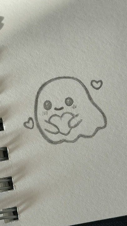 Fantasia de fantasma fofo segurando um coração desenhado