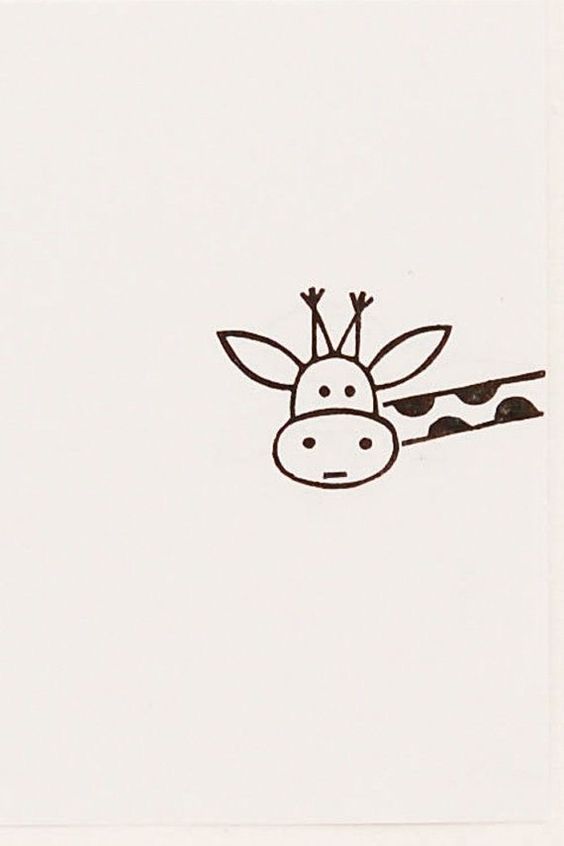 Desenho de girafa fofinha para desenhar no tédio