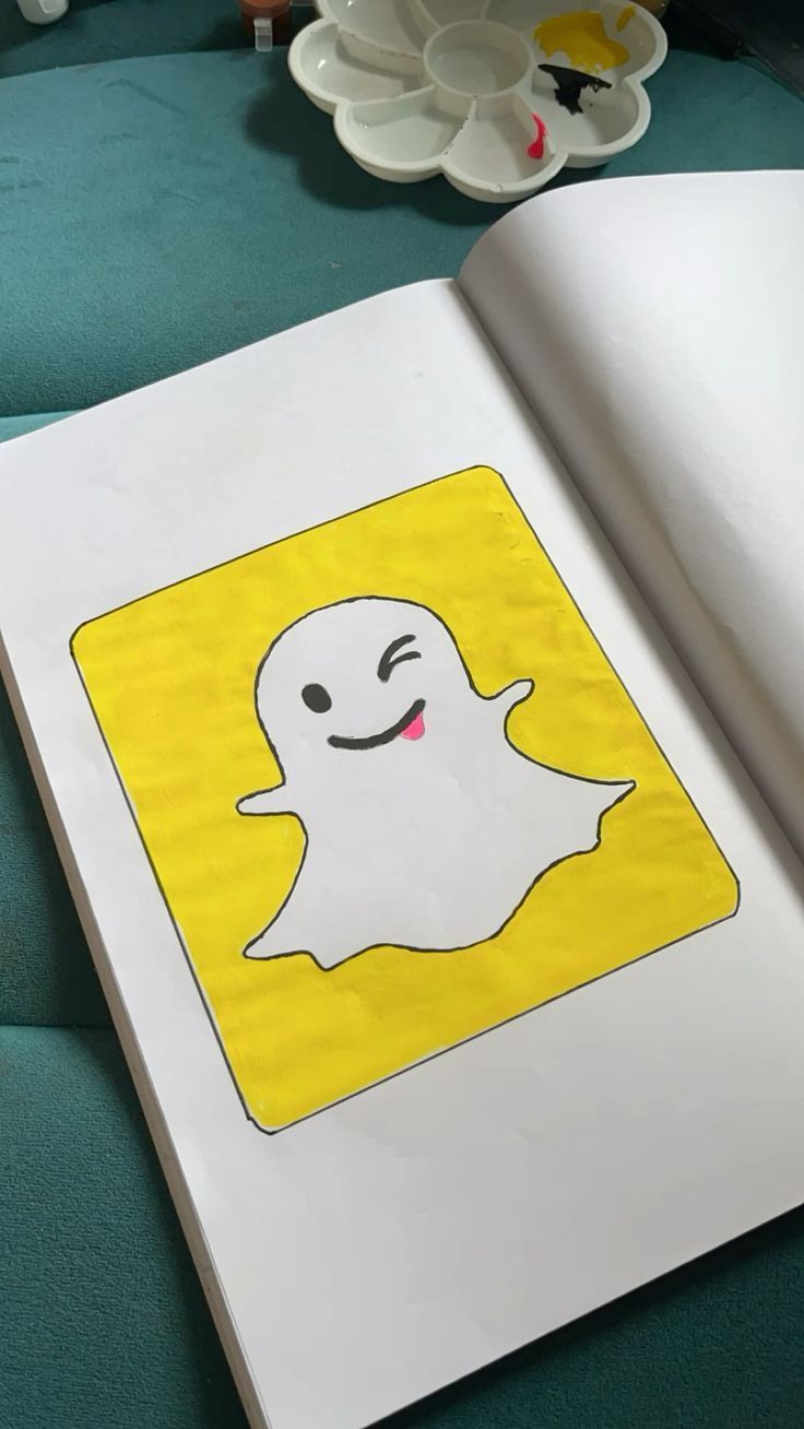 Desenho de fantasma simpático em fundo amarelo