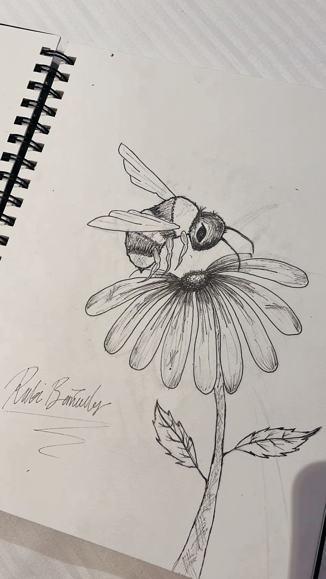 Desenhos de Abelha: Abelha realista em flor para desenhar