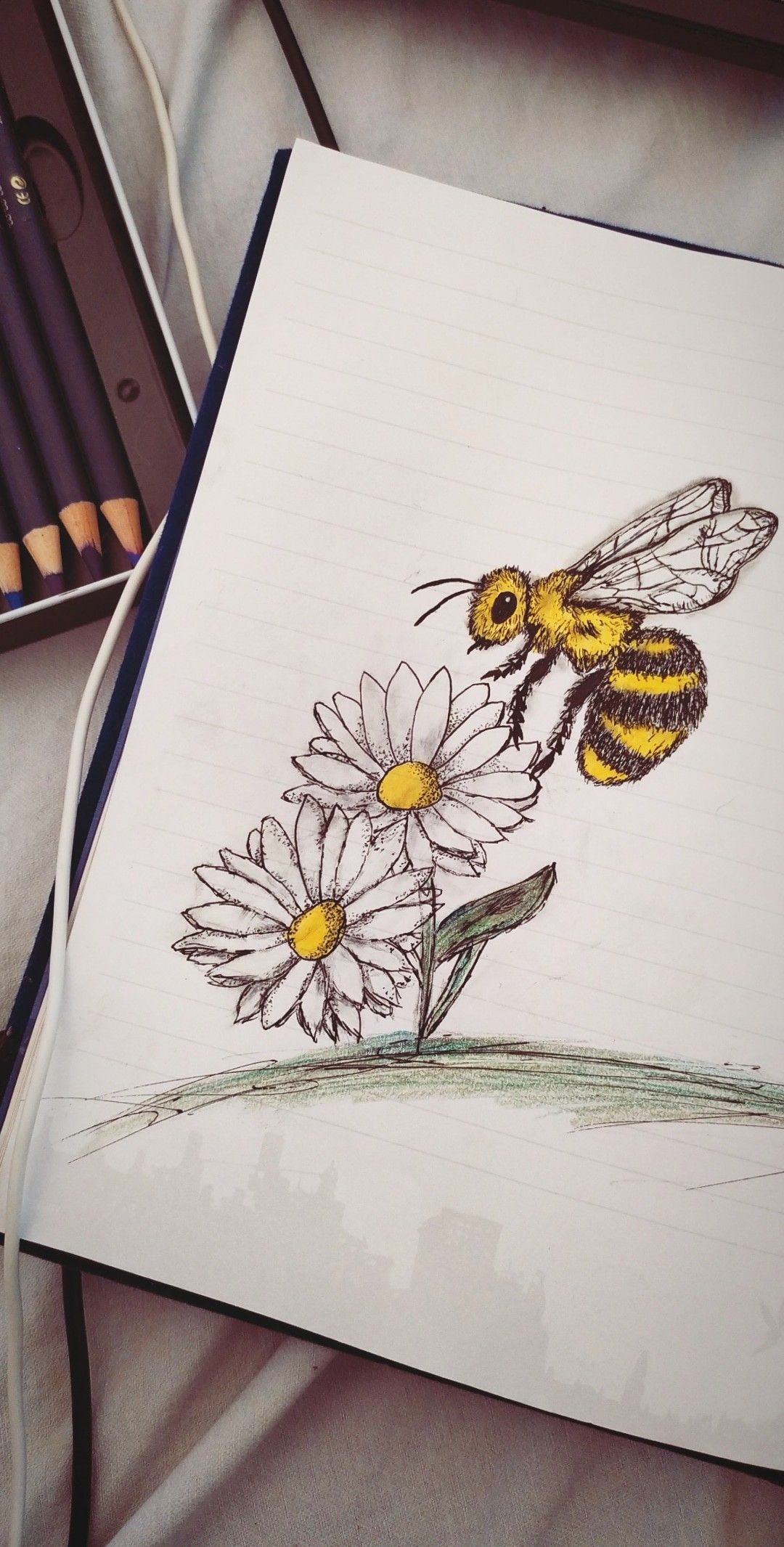 Desenhos de Abelha: Abelha colorida com flores para desenhar