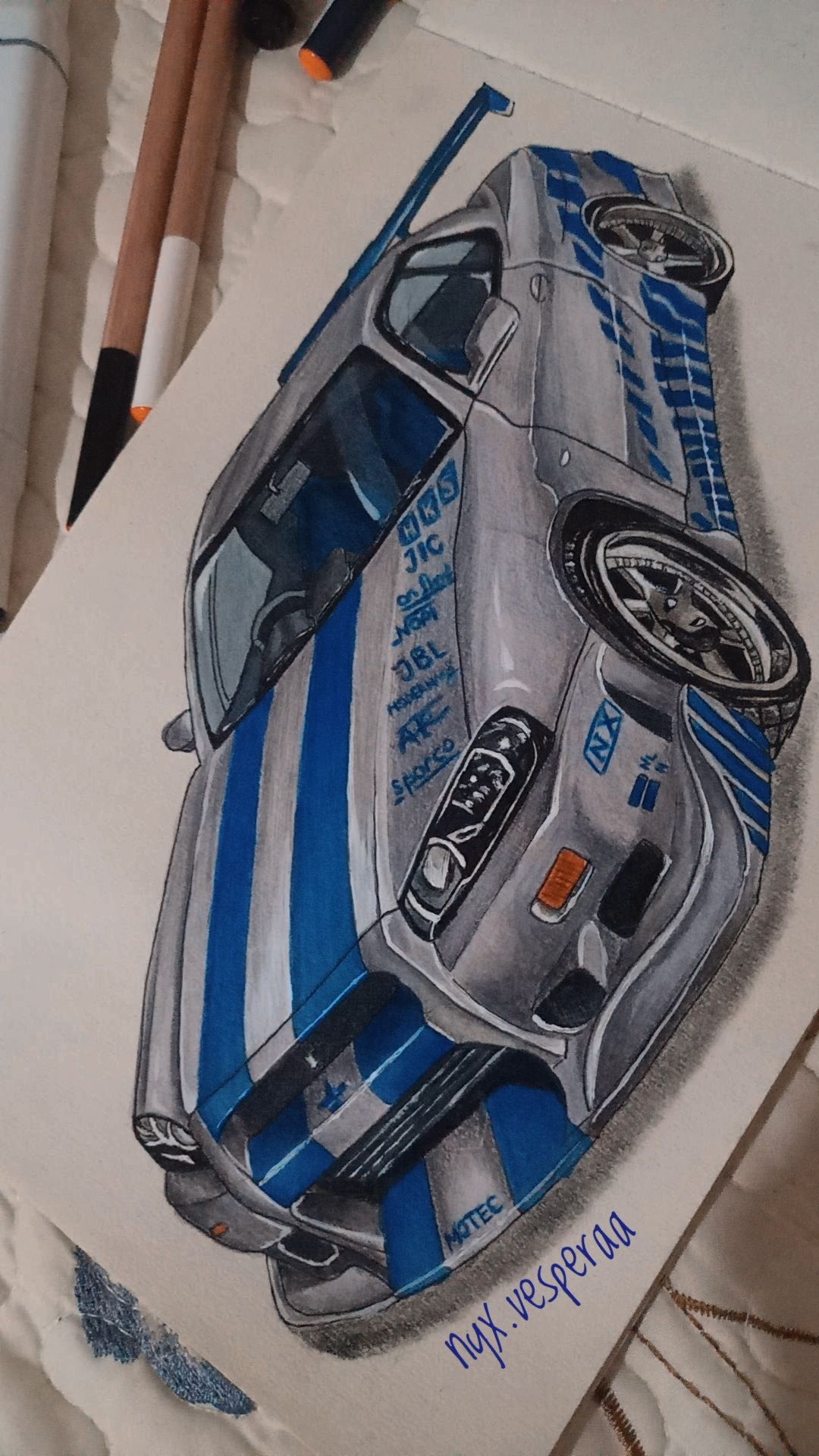 Desenho de Carro: Carro realista com listras azuis